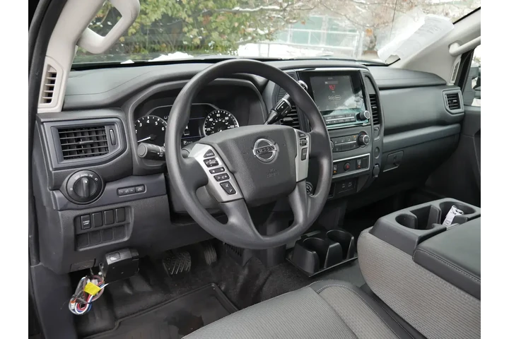 $28986 : Nissan Titan 2021 4x4 S 4dr image 4