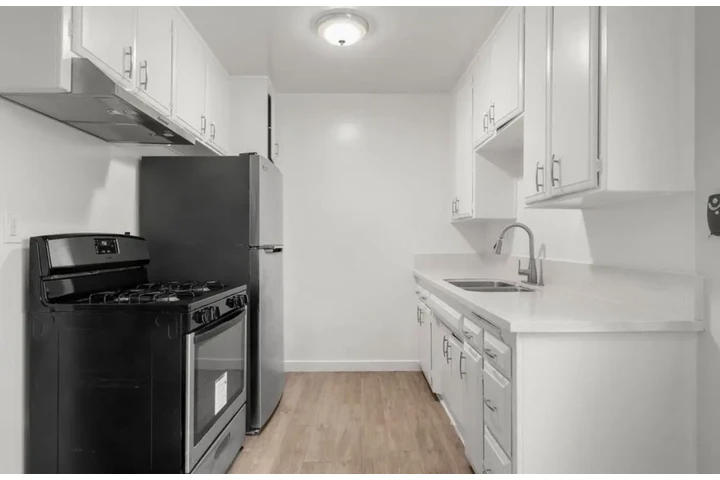 $1540 : Spacious 1 Bedroom Apt in LA image 4