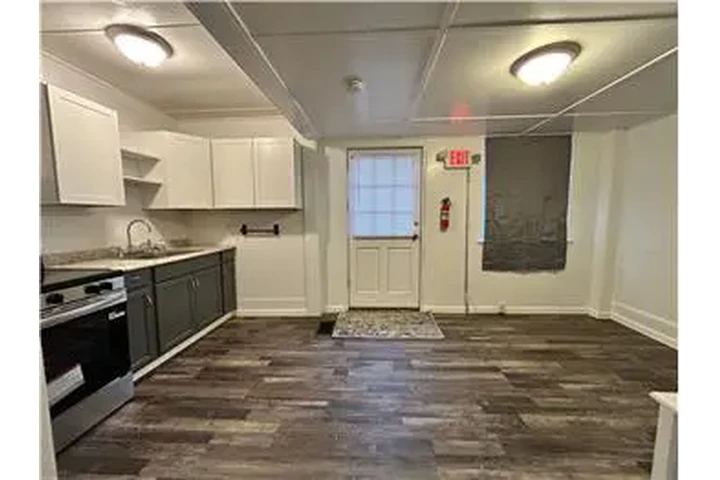 $725 : Rental property with 2 bedro image 3