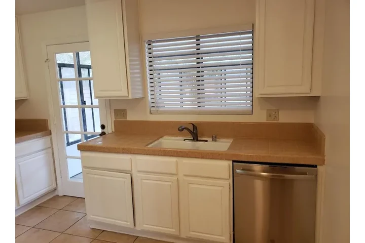 $2390 : Beautiful 2bed in LA image 6