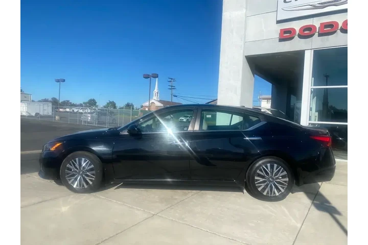 $19588 : Nissan Altima 2023 2.5 SV 4d image 4