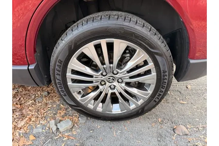 $28999 : Toyota Venza 2022 AWD XLE 4d image 6