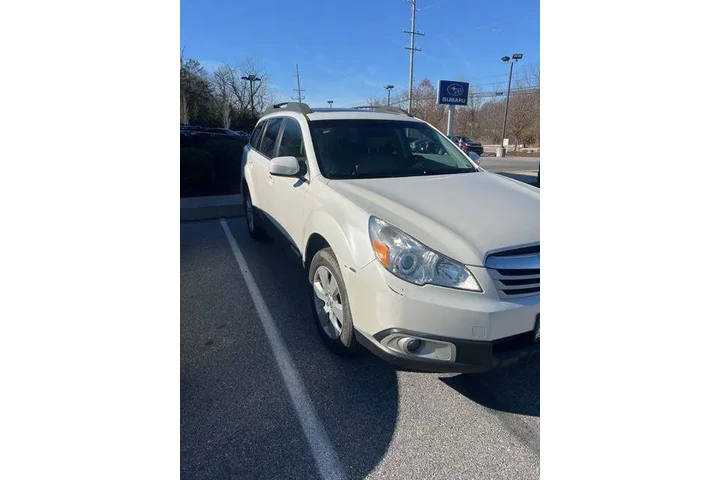 $11000 : Subaru Outback 2010 AWD 2.5i image 1