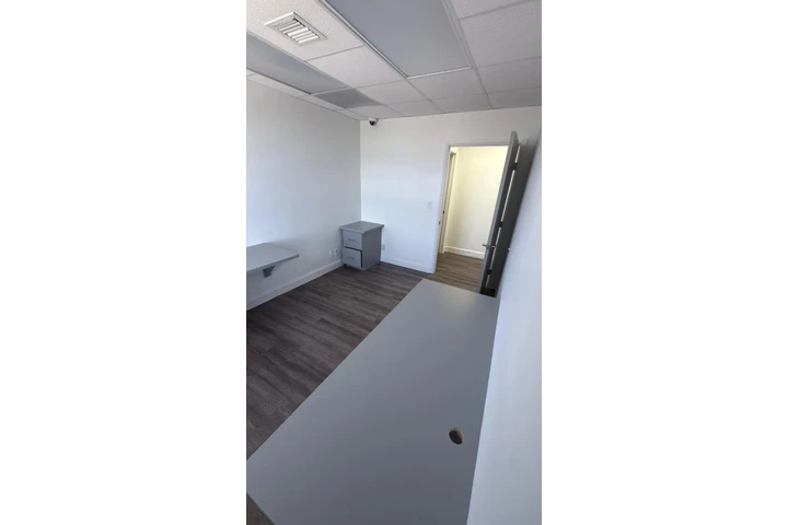 $900 : Coercial suite for rent image 5