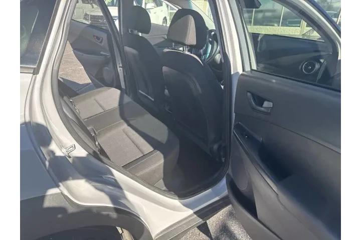 2023 Kona SEL image 6