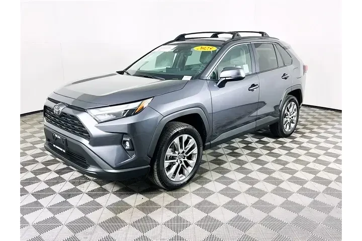 $39900 : Toyota RAV4 2025 AWD XLE Pre image 3