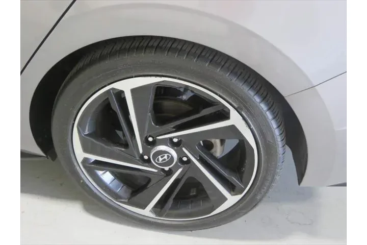 $23940 : Hyundai ELANTRA 2023 N Line image 9
