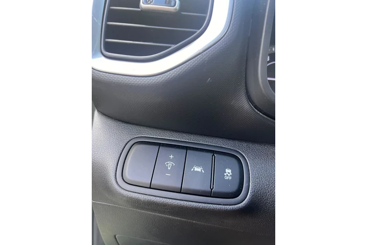 $12999 : Hyundai Venue SEL image 5