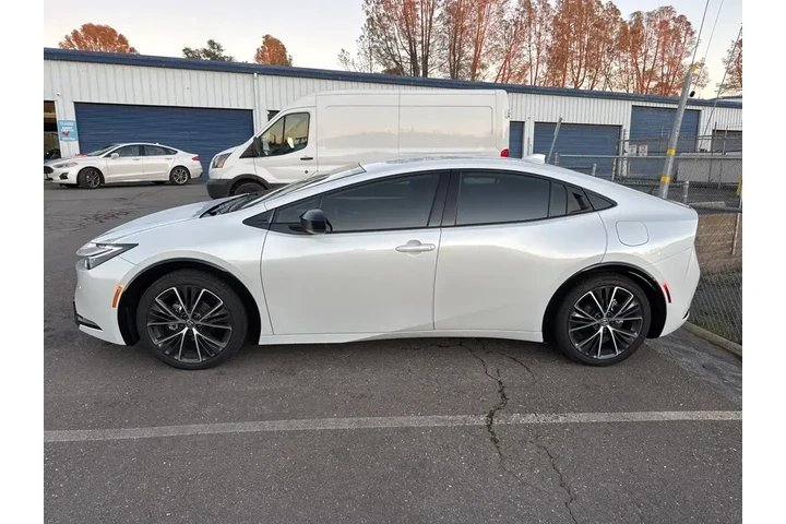 $30000 : Toyota Prius 2024 XLE 4dr Ha image 2