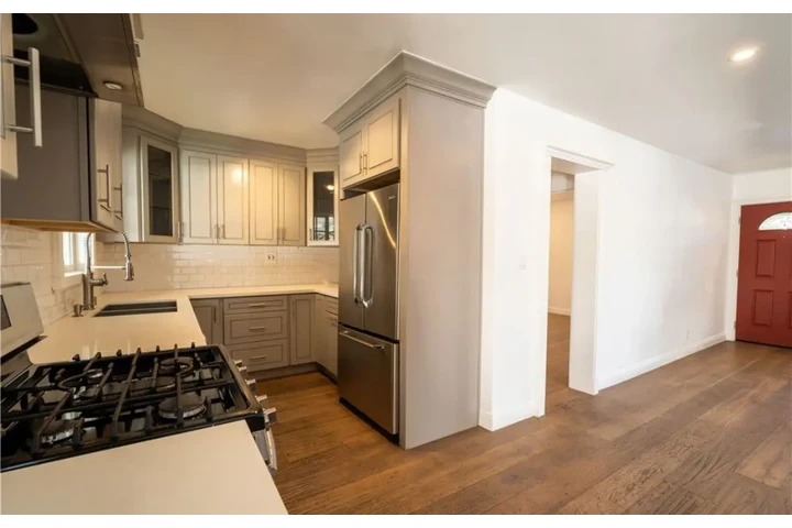 $2500 : 3 Bedrooms 2 Bath in South LA image 3