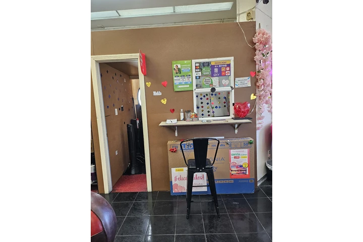 LUCKY'S BEAUTY SALON image 7