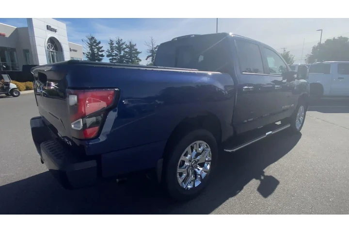 $39642 : Nissan Titan 2020 4x4 SV 4dr image 2