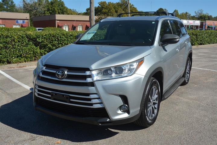 2017 Highlander XLE image 2