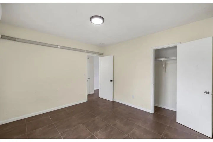 $1950 : 2 Bedroom Apt in Los Angeles image 4