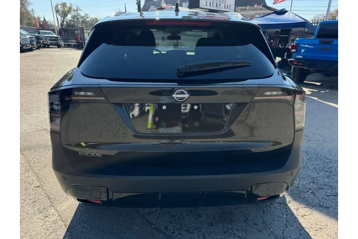 2026 Kicks SV image 5