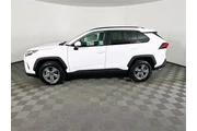 $28400 : Toyota RAV4 2024 AWD XLE 4dr thumbnail