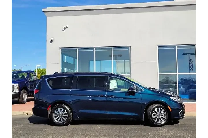$29300 : Chrysler Pacifica Hybrid 202 image 3