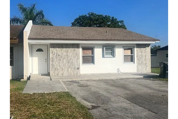 $1000 : Amazing 3 bedroom, 2 bathroom image 1