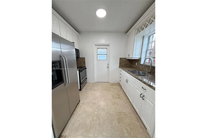$800 : charming HOME ..Miami, FL image 5