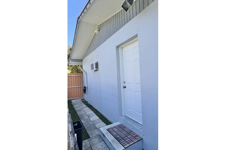 $1500 : Studio Efficiency para Renta image 2