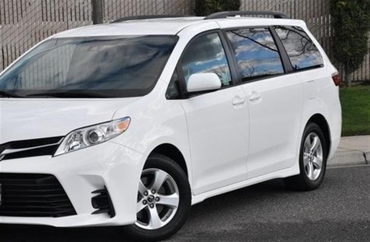 $16500 : 2018 Toyota Sienna LE Minivan image 1