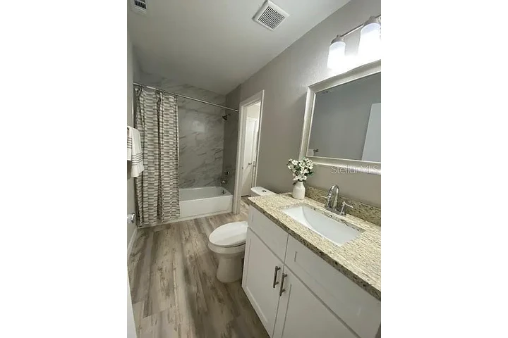 $900 : Fully renovated and furnished image 8