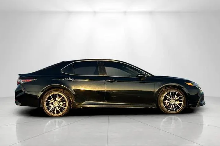 $18995 : Toyota Camry 2022 SE 4dr Sed image 2