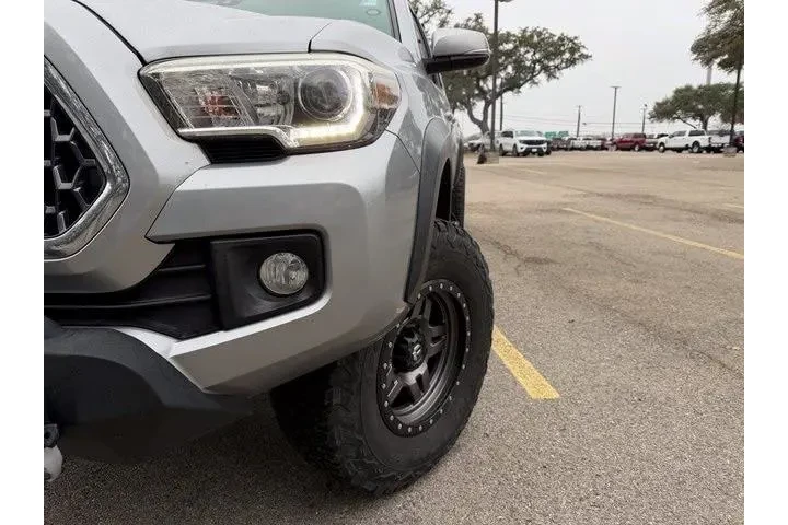 $31369 : Toyota Tacoma 2019 4x4 TRD O image 9