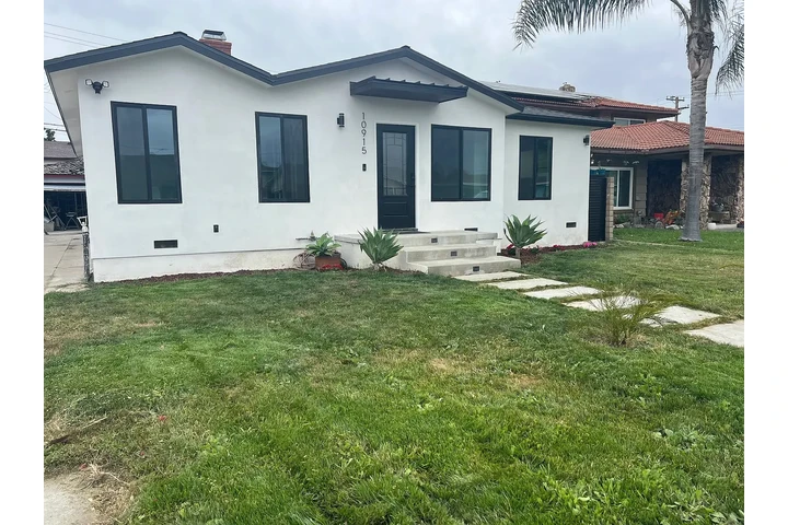 $1200 : Fully renovated single-family image 1