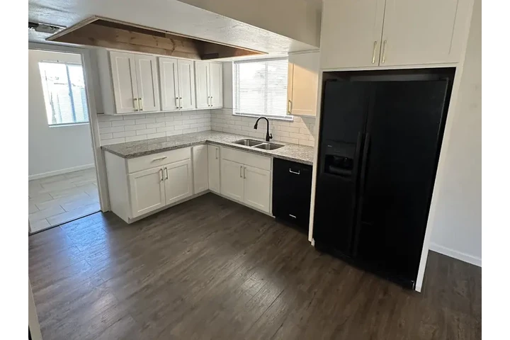 $1000 : 2Bed 1.5Bath Single Home image 8