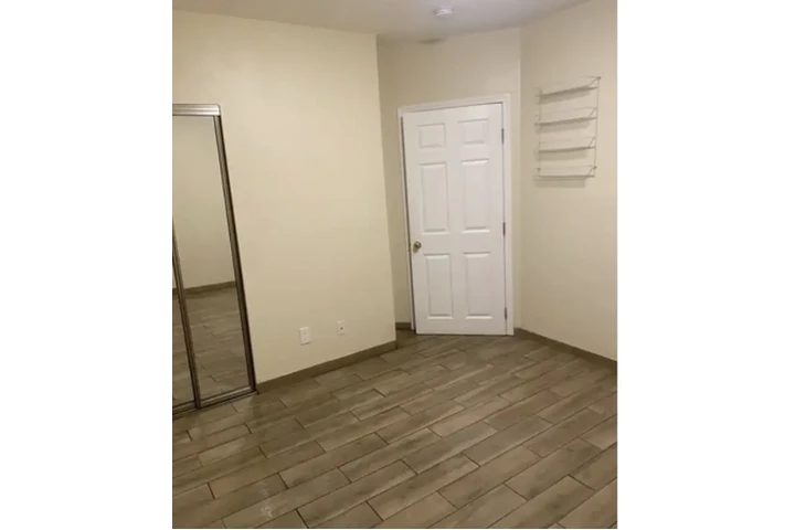 $850 : Rento cuarto Grande image 3