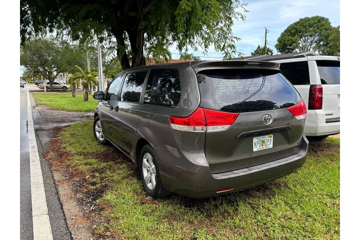 $5300 : 🚙2011 Toyota Siena 🚙CASH 🔥 image 4
