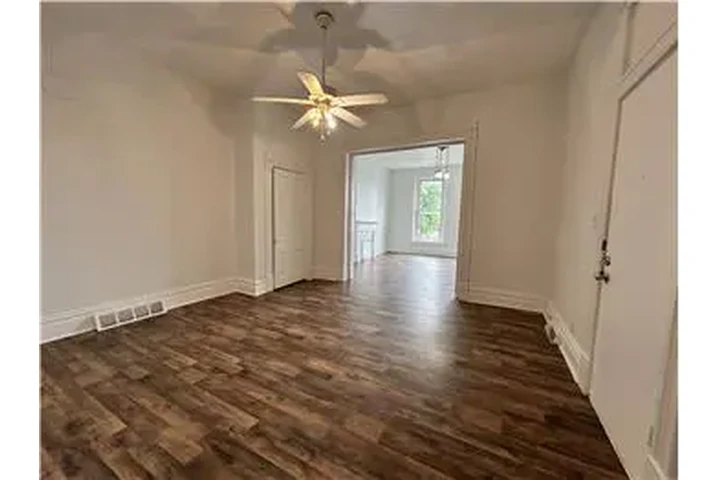 $625 : Rental property with 2 bedro image 3