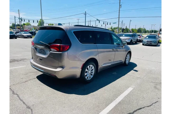 $11999 : 2017 Pacifica Touring-L image 7