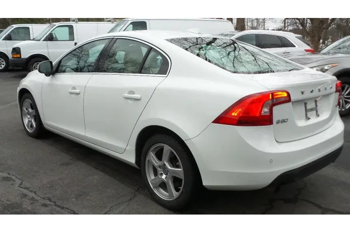 $8900 : 2012 S60 T5 image 7