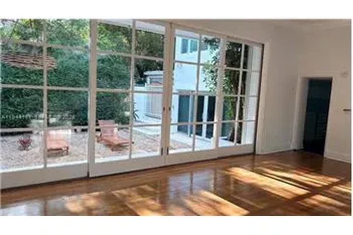 $10000 : Rental property with 3 bedro image 5