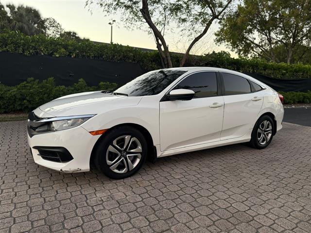 $8900 : Honda Civic LX image 9