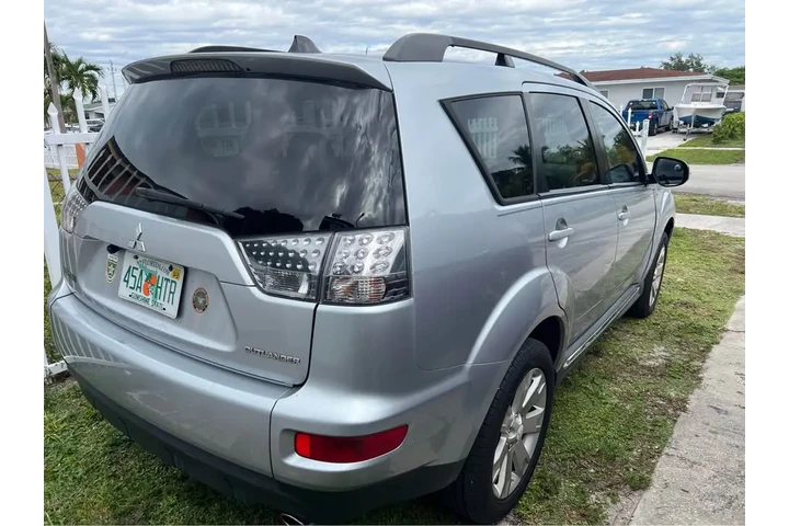 $3900 : Mitsubishi Outlander 2010 image 2