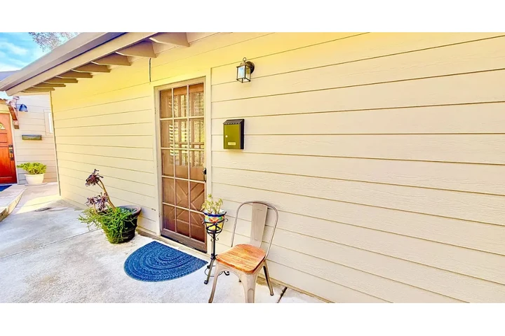 $1100 : Beautiful one bed image 8