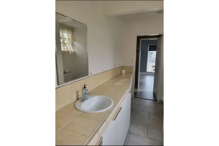 $3380 : RENTO CASA Figueroa/69St image 3