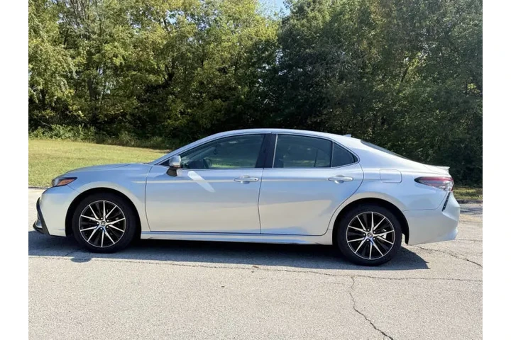 $20999 : 2022 Camry SE image 10