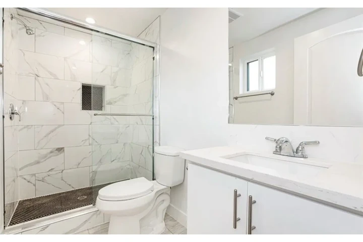 $1895 : 2 Bedroom Apartment in LA image 8