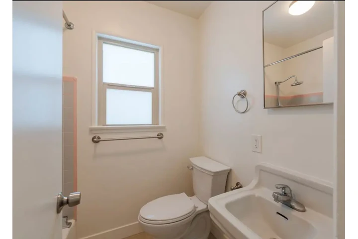 $1900 : 2 Bed 1Bath Apt in Westmont image 10