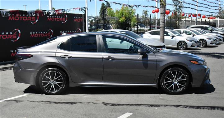 $23548 : Camry SE Sedan 4D image 9