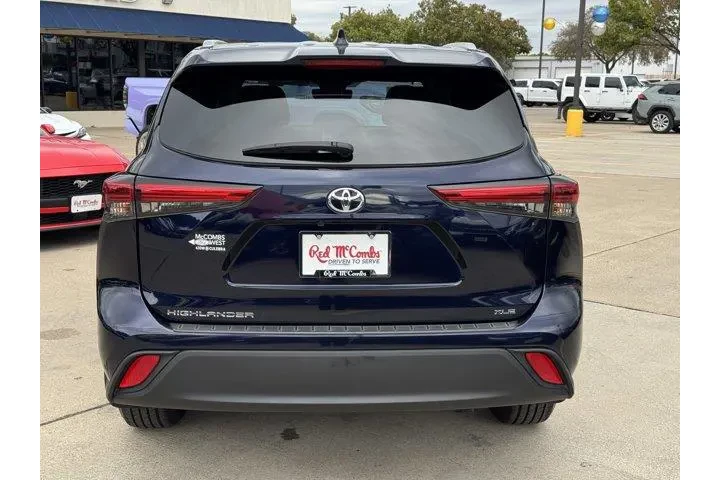 $35141 : Toyota Highlander 2023 LE 4d image 6