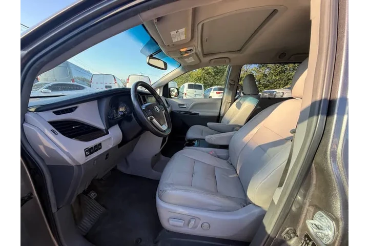$17995 : 2017 Sienna XLE 8-Passenger image 10