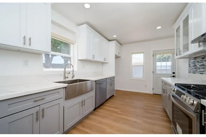 $1945 : 2 BEDROOM HOME IN LOS ANGELES image 4