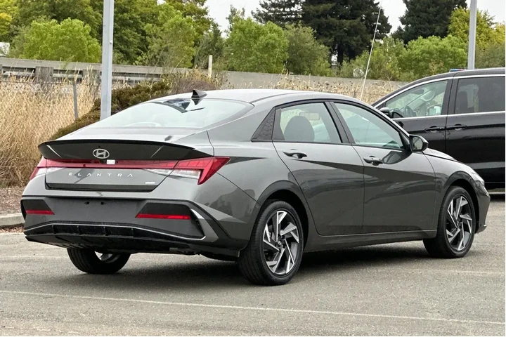 $24990 : Hyundai ELANTRA Hybrid 2025 image 4