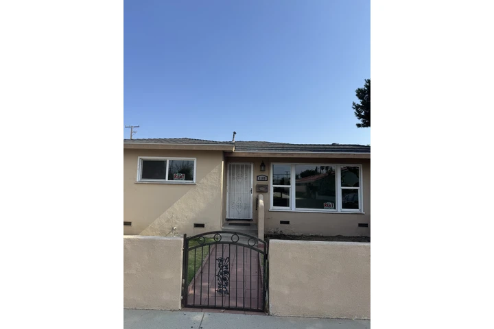 $2450 : Casa en Paramount  2Recamaras image 1