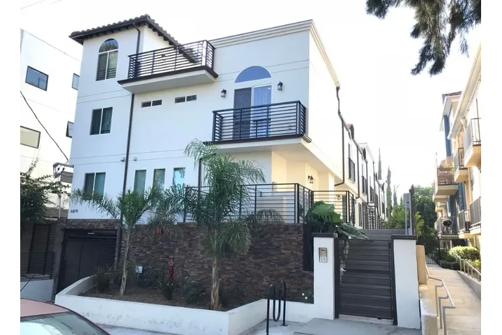 $2400 : 3bed  in Korean town LA image 1